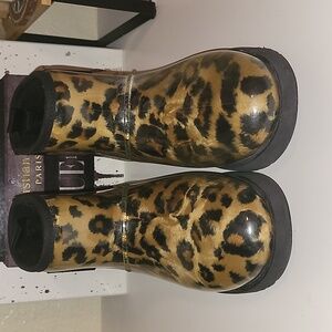 UGG clear waterproof mini boot in Panther, sz 7/ eu38